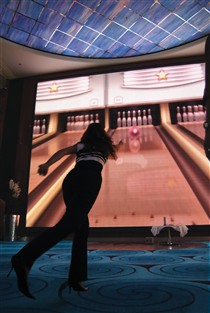 Norwegian Cruise Line: Giant Bowling